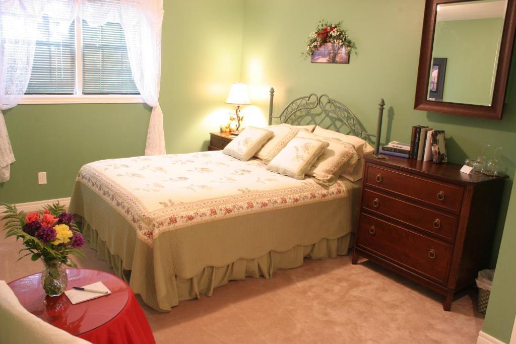 A Li'L Bit Of Eden Bed & Breakfast Niagara-on-the-Lake ห้อง รูปภาพ